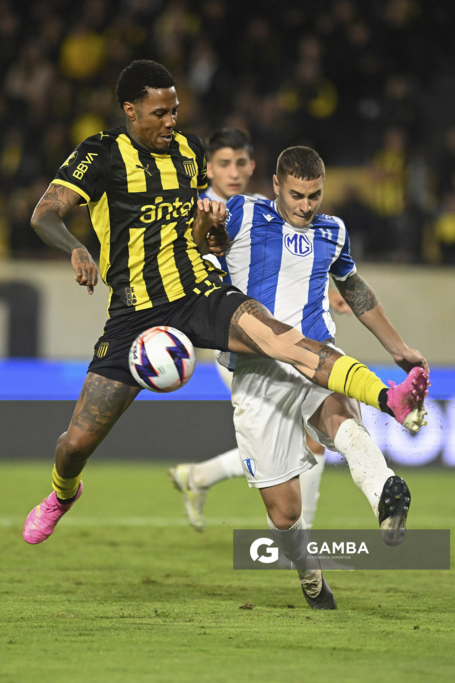 Abel Hernández, de Peñarol, Liga AUF Uruguaya. Estadio Campeón del Siglo.