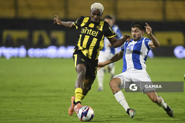 Luis Angulo, de Peñarol, Liga AUF Uruguaya. Estadio Campeón del Siglo.
