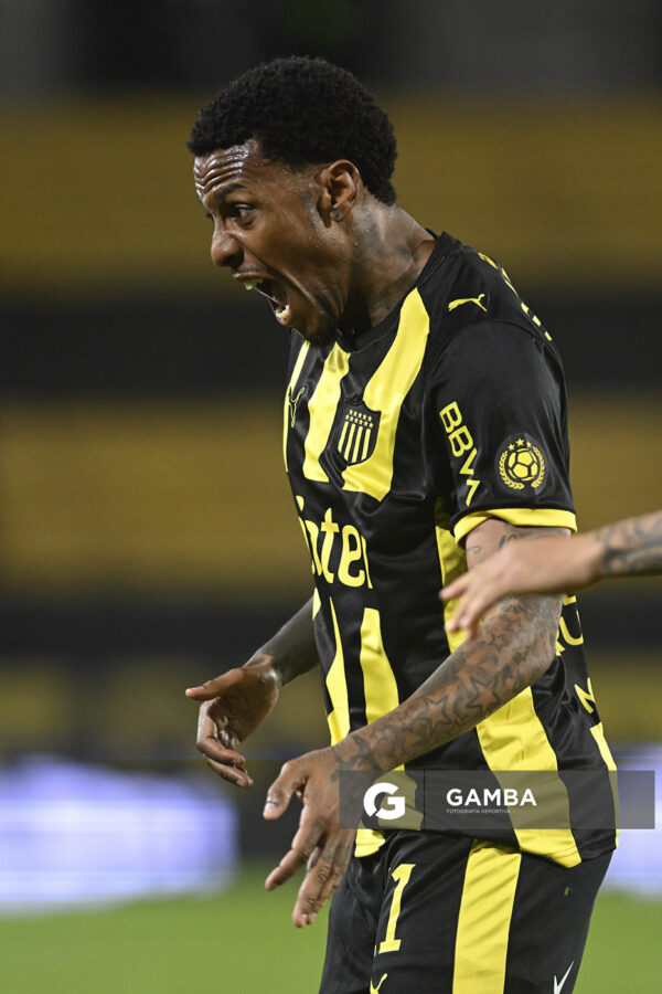 Abel Hernández, de Peñarol, Liga AUF Uruguaya. Estadio Campeón del Siglo.