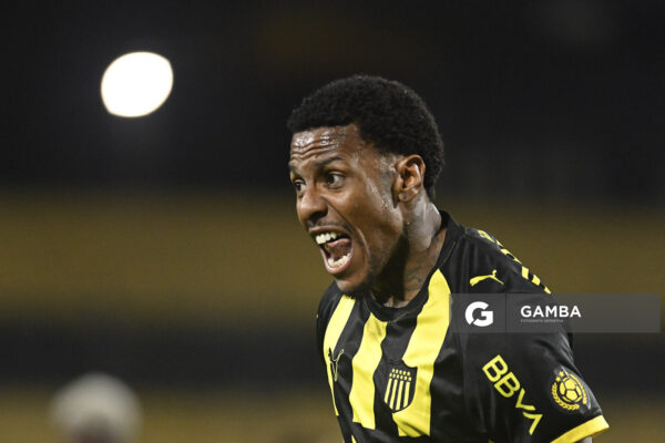 Abel Hernández, de Peñarol, Liga AUF Uruguaya. Estadio Campeón del Siglo.