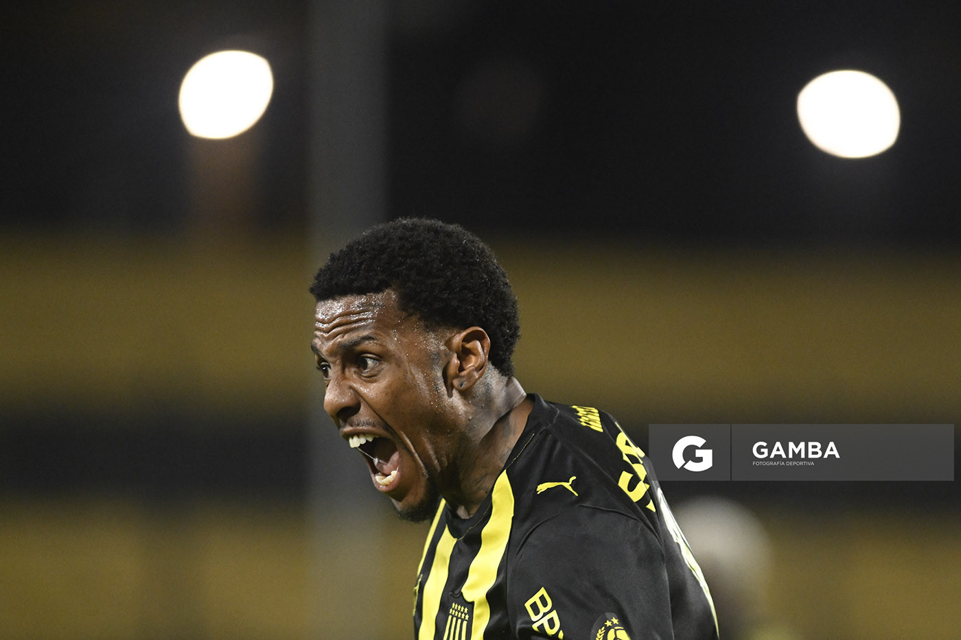 Abel Hernández, de Peñarol, Liga AUF Uruguaya. Estadio Campeón del Siglo.