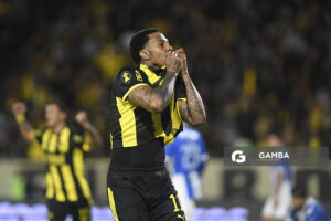 Abel Hernández, de Peñarol, Liga AUF Uruguaya. Estadio Campeón del Siglo.