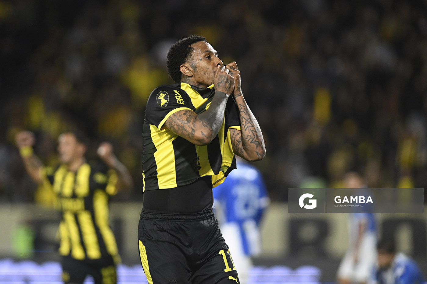 Abel Hernández, de Peñarol, Liga AUF Uruguaya. Estadio Campeón del Siglo.