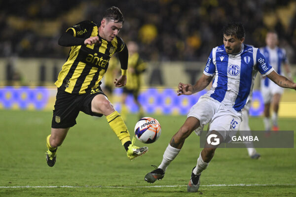 Leandro Umpiérrez, de Peñarol, Liga AUF Uruguaya. Estadio Campeón del Siglo.