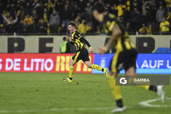 Leandro Umpiérrez, de Peñarol, Liga AUF Uruguaya. Estadio Campeón del Siglo.