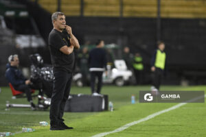 Diego Aguirre, director técnico de Peñarol, Liga AUF Uruguaya. Estadio Campeón del Siglo.