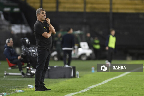 Diego Aguirre, director técnico de Peñarol, Liga AUF Uruguaya. Estadio Campeón del Siglo.