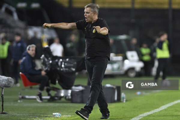 Diego Aguirre, director técnico de Peñarol, Liga AUF Uruguaya. Estadio Campeón del Siglo.