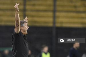 Diego Aguirre, director técnico de Peñarol, Liga AUF Uruguaya. Estadio Campeón del Siglo.