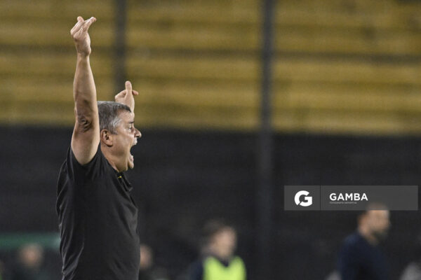 Diego Aguirre, director técnico de Peñarol, Liga AUF Uruguaya. Estadio Campeón del Siglo.