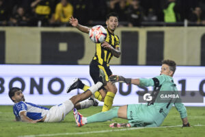 Roberto Fernández, de Peñarol, Liga AUF Uruguaya. Estadio Campeón del Siglo.