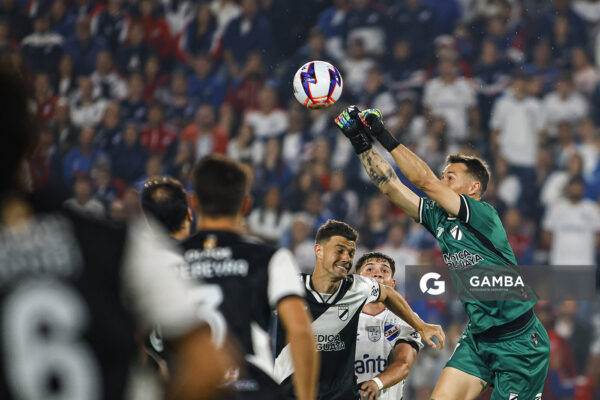 Mauro Goicoechea, golero de Danubio, Liga AUF Uruguaya 2026. Estadio Gran Parque Central.