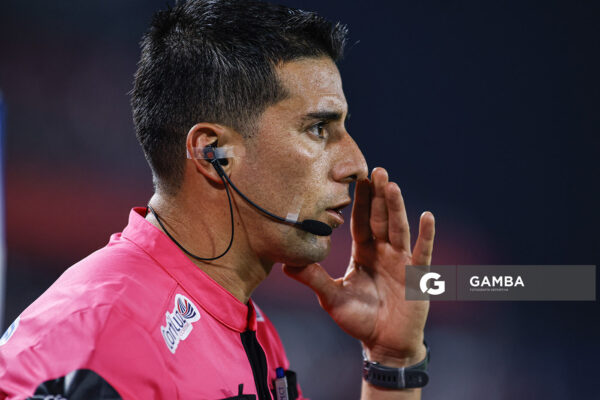 Mathías Muníz, primer árbitro asistente, Liga AUF Uruguaya 2026. Estadio Gran Parque Central.