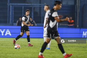 Enzo Cabrera, de Danubio, Liga AUF Uruguaya 2026. Estadio Gran Parque Central.