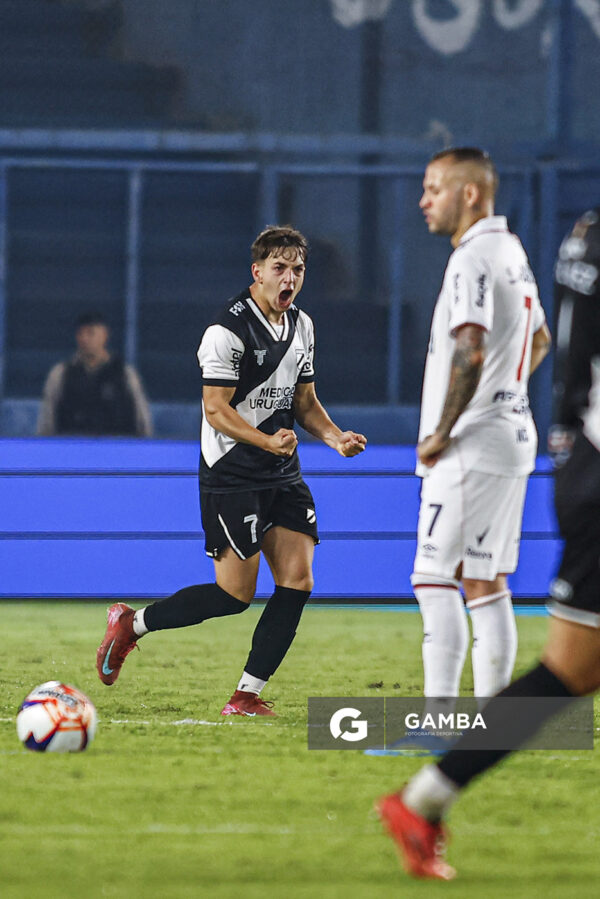 Enzo Cabrera, de Danubio, Liga AUF Uruguaya 2026. Estadio Gran Parque Central.