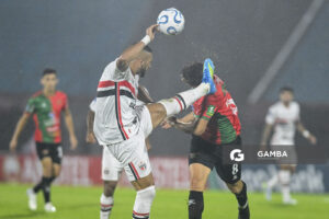 Matheus Dória, de San Pablo, Copa Conmebol Sudamericana. Estadio Centenario.