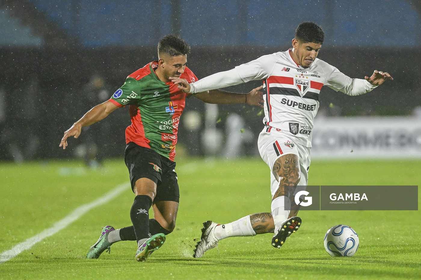 Alan Franco, de San Pablo, Copa Conmebol Sudamericana. Estadio Centenario.