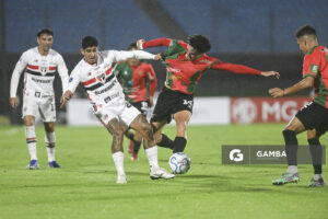 Alan Franco, de San Pablo, Copa Conmebol Sudamericana. Estadio Centenario.