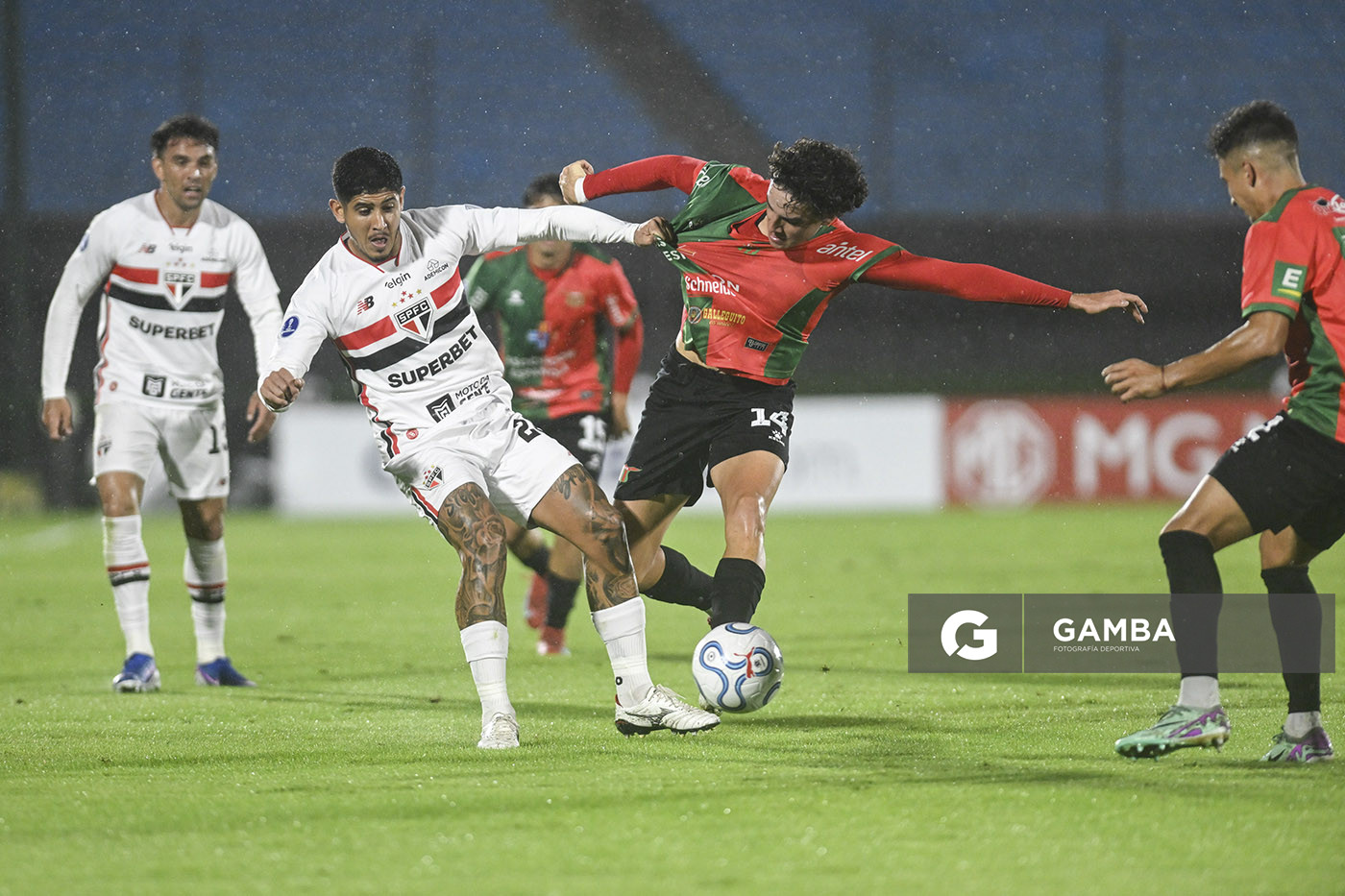 Alan Franco, de San Pablo, Copa Conmebol Sudamericana. Estadio Centenario.
