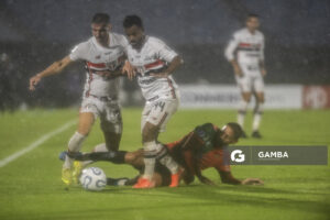 Cédric Alves y Daniel De Oliveira, de San Pablo. Copa Conmebol Sudamericana. Estadio Centenario.