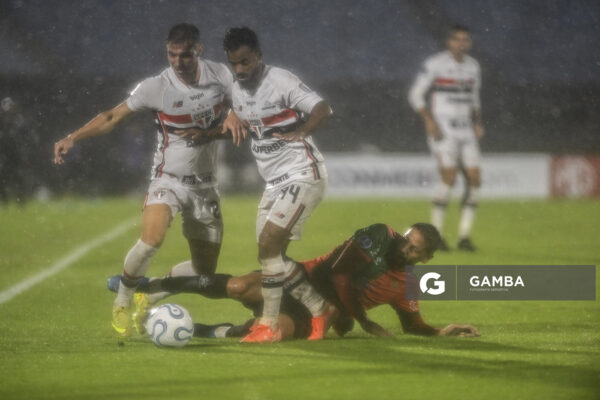 Cédric Alves y Daniel De Oliveira, de San Pablo. Copa Conmebol Sudamericana. Estadio Centenario.