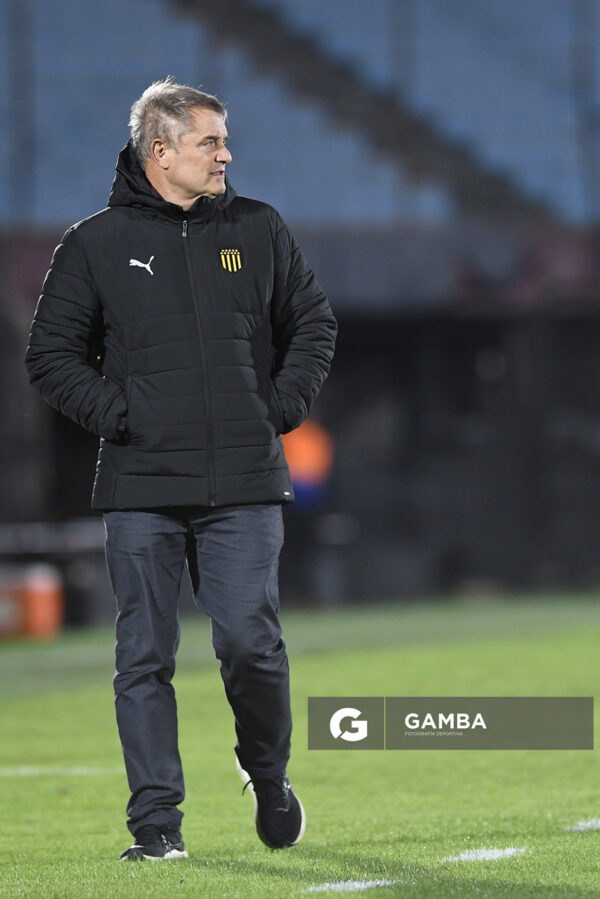 Diego Aguirre, director técnico de Peñarol, Liga AUF Uruguaya 2026. Estadio Centenario.