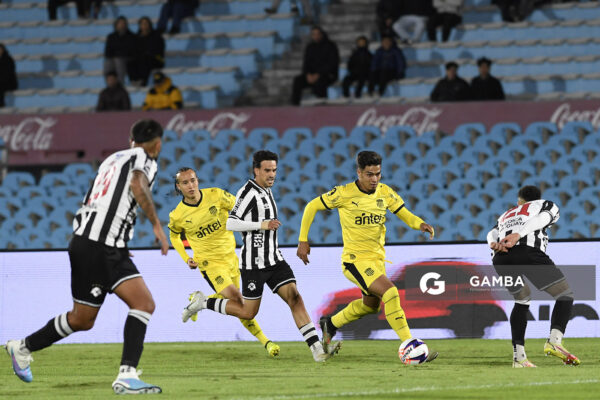 Matías Arezo, de Peñarol, Liga AUF Uruguaya 2026. Estadio Centenario.