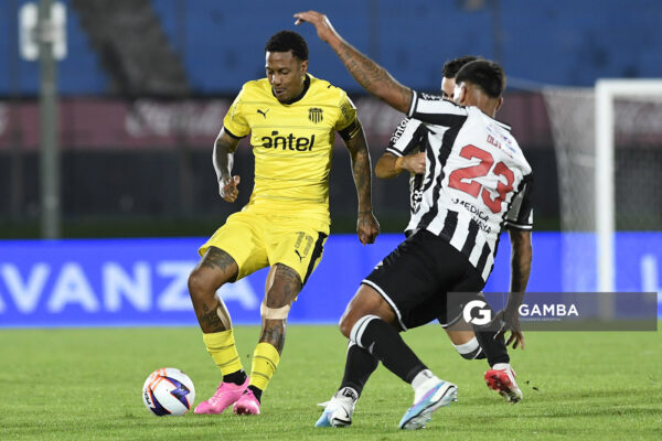 Abel Hernández, de Peñarol, Liga AUF Uruguaya 2026. Estadio Centenario.