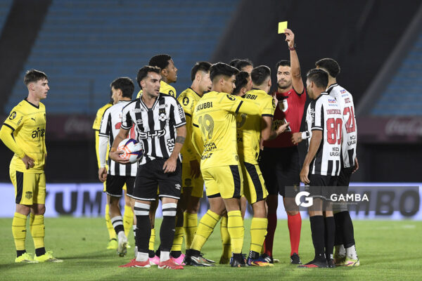 Leodán González, árbitro central, Liga AUF Uruguaya 2026. Estadio Centenario.