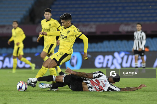 Matías Arezo, de Peñarol, Liga AUF Uruguaya 2026. Estadio Centenario.