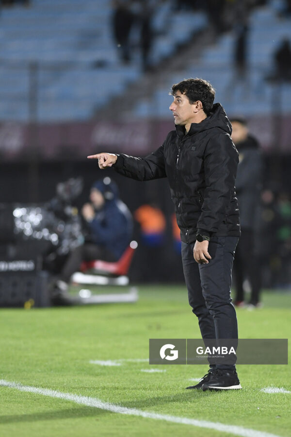 Mathías Corujo, director técnico de Wanderers, Liga AUF Uruguaya 2026. Estadio Centenario.