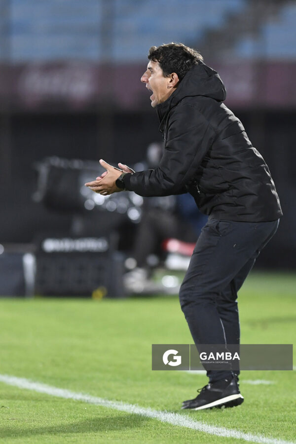 Mathías Corujo, director técnico de Wanderers, Liga AUF Uruguaya 2026. Estadio Centenario.
