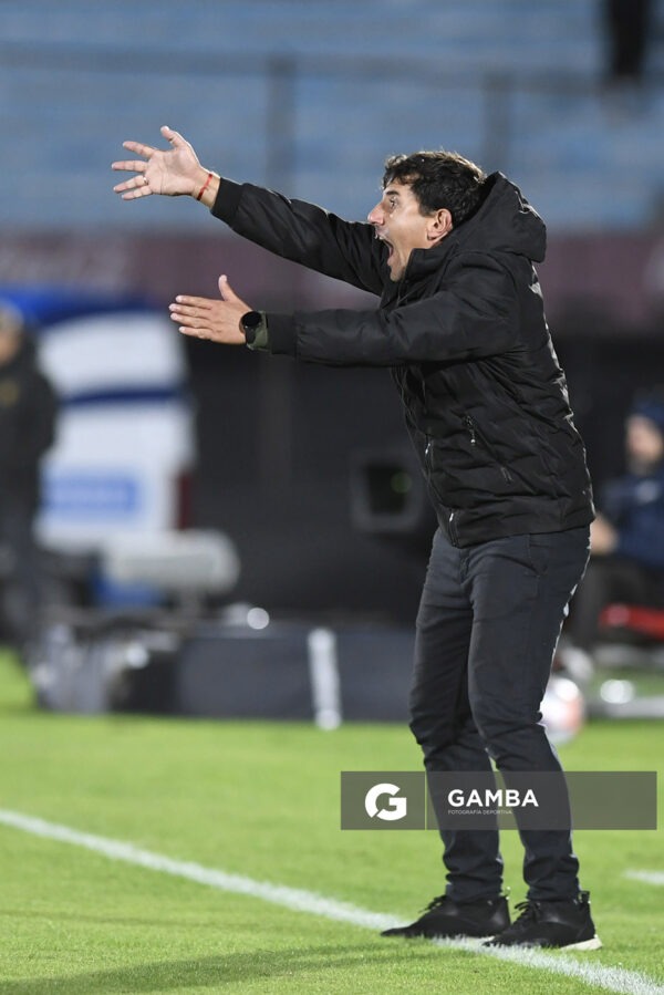 Mathías Corujo, director técnico de Wanderers, Liga AUF Uruguaya 2026. Estadio Centenario.