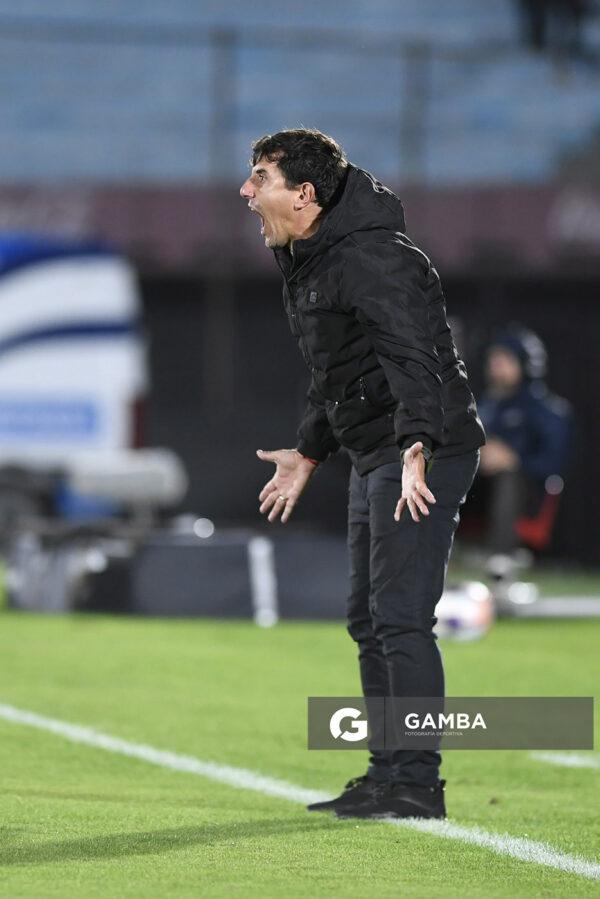 Mathías Corujo, director técnico de Wanderers, Liga AUF Uruguaya 2026. Estadio Centenario.