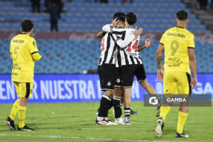Fabricio Formiliano, Nicolás Olivera y Mateo Acosta, de Wanderers. Liga AUF Uruguaya 2026. Estadio Centenario.