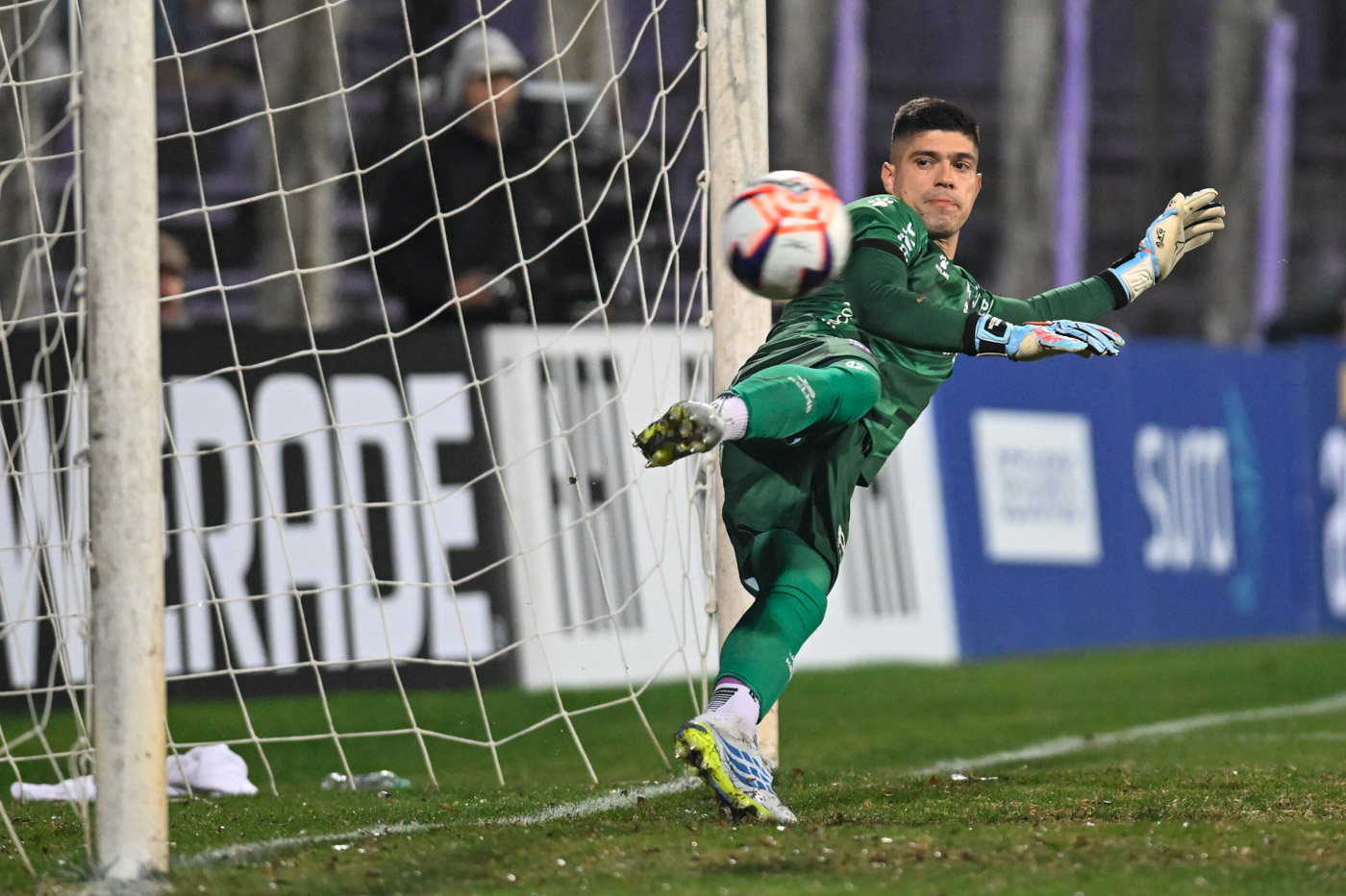 Defensor Sporting 0 - Peñarol 2. F2INT26