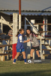 Fernanda Hernández, de Granjeros. Marcia Goñi, de Barrio Olímpico. Campeonato Minuano Femenino. Estadio Parque Walter Montero.