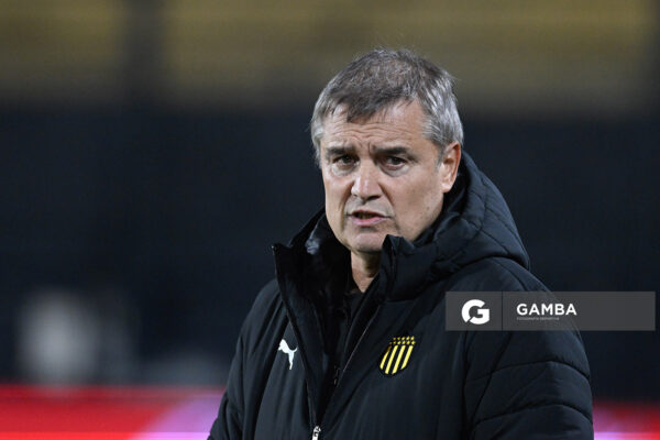 Diego Aguirre, director técnico de Peñarol, Liga AUF Uruguaya. Estadio Campeón del Siglo.