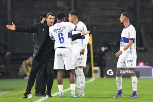 Román Cuello, director técnico de Defensor Sporting, Liga AUF Uruguaya. Estadio Campeón del Siglo.