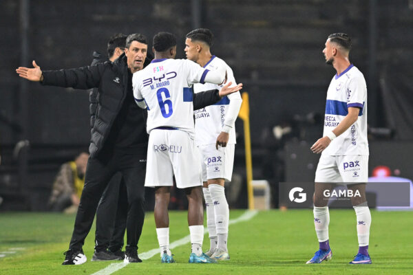 Román Cuello, director técnico de Defensor Sporting, Liga AUF Uruguaya. Estadio Campeón del Siglo.