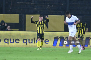 Leandro Umpiérrez, de Peñarol, Liga AUF Uruguaya. Estadio Campeón del Siglo.