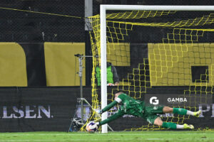 Kevin Dawson, golero de Defensor Sporting, Liga AUF Uruguaya. Estadio Campeón del Siglo.