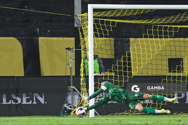 Kevin Dawson, golero de Defensor Sporting, Liga AUF Uruguaya. Estadio Campeón del Siglo.