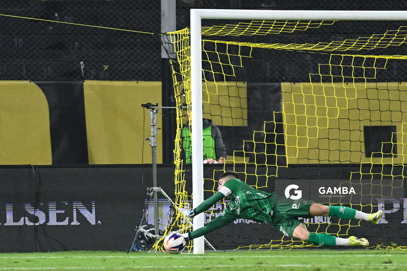 Kevin Dawson, golero de Defensor Sporting, Liga AUF Uruguaya. Estadio Campeón del Siglo.