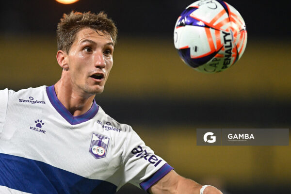 Lucas Agazzi, de Defensor Sporting, Liga AUF Uruguaya. Estadio Campeón del Siglo.