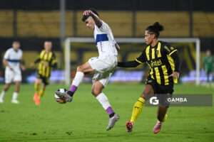 Brian Montenegro, de Defensor Sporting, Liga AUF Uruguaya. Estadio Campeón del Siglo.