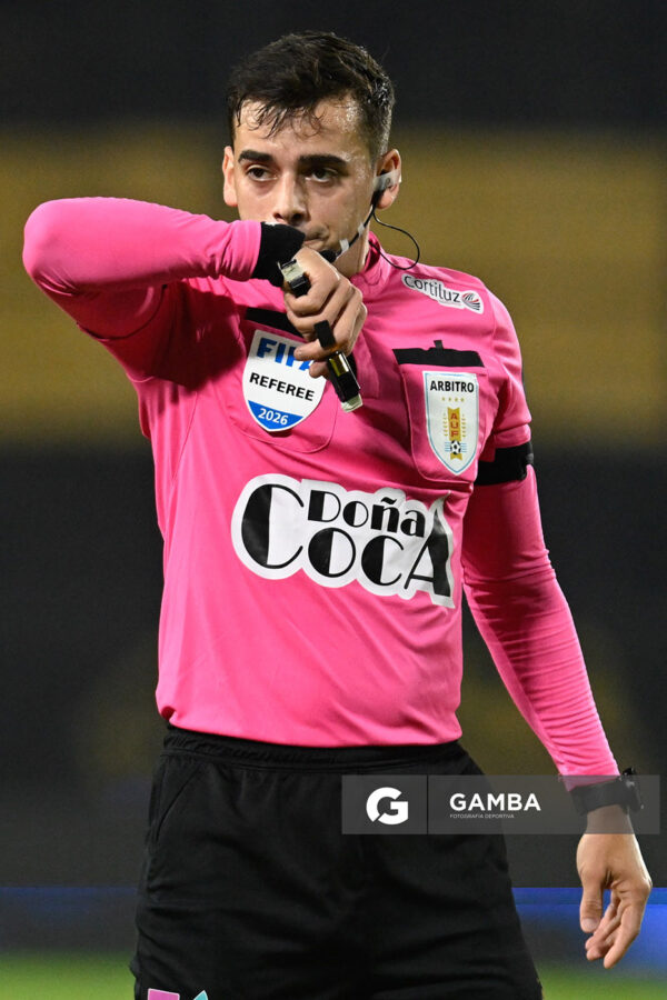 Mathías de Armas, árbitro central, Liga AUF Uruguaya. Estadio Campeón del Siglo.