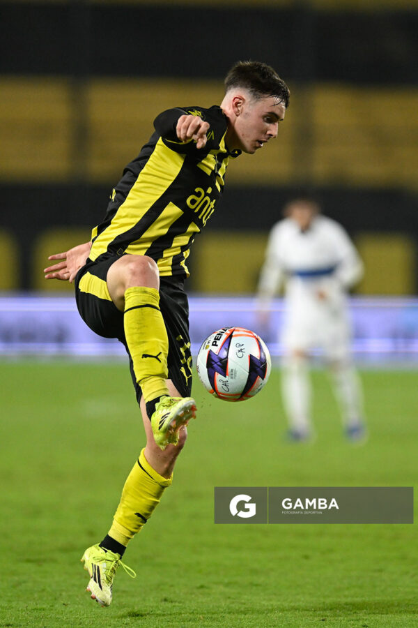 Leandro Umpiérrez, de Peñarol, Liga AUF Uruguaya. Estadio Campeón del Siglo.
