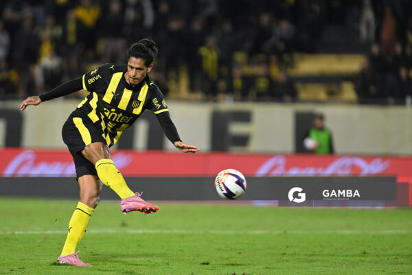 Mauricio Lemos, de Peñarol, Liga AUF Uruguaya. Estadio Campeón del Siglo.