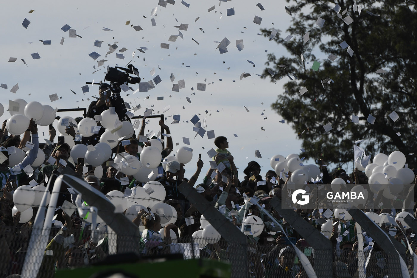 Hinchas de Racing. Liga AUF Uruguaya. Estadio Parque Osvaldo Roberto.